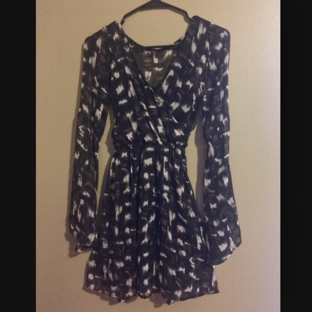 🎀Abercrombie & Fitch Bell Sleeve Dress🎀